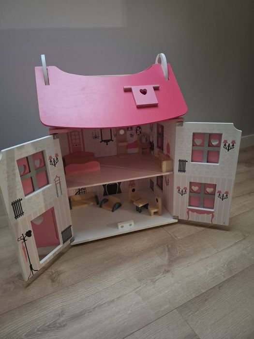 Domek drewniany dla lalek