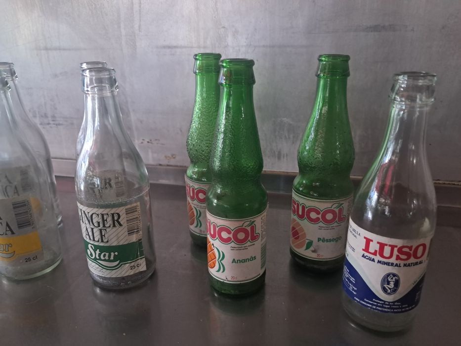 Garrafas vazias e grade, antigas de coleção