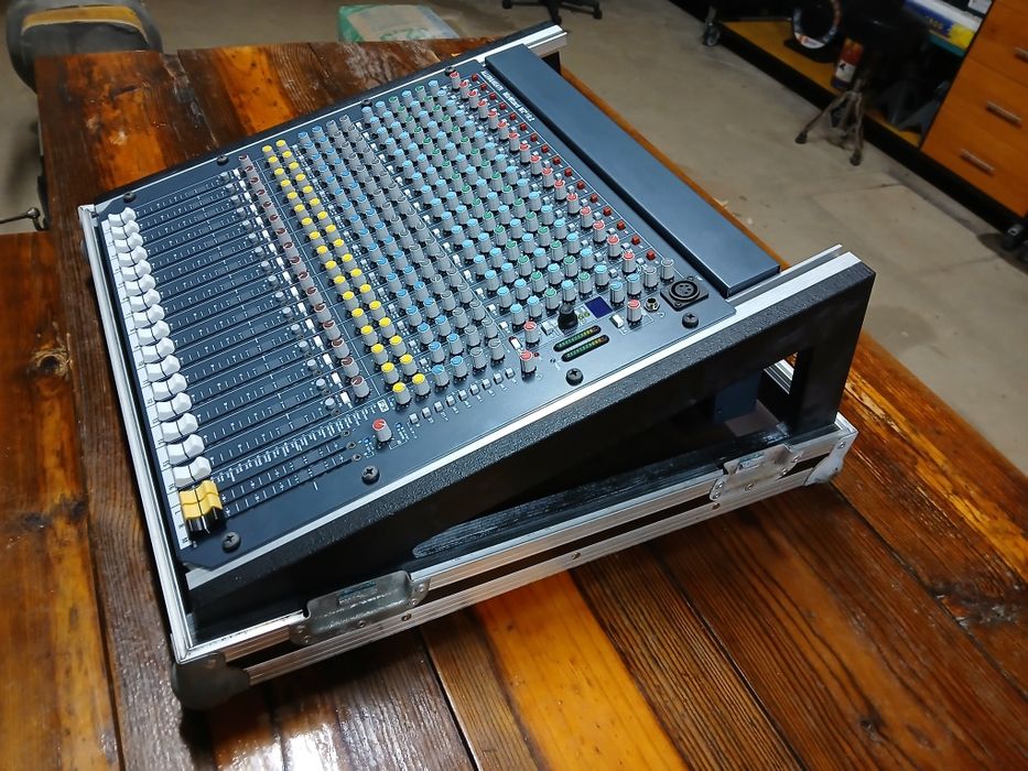 Mesa de Mistura  Allen & Heath WZ4  16:2 +Thon Mixer Case