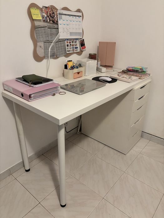 Secretaria com bloco de gavetas