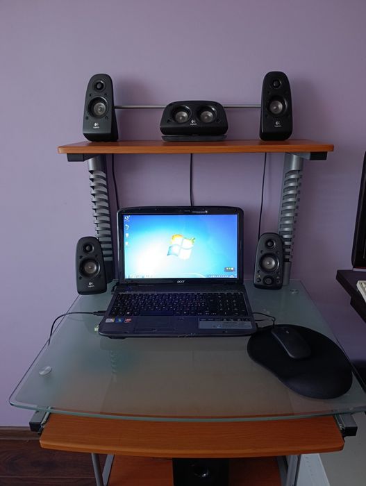 Ноутбук, столик, акустика