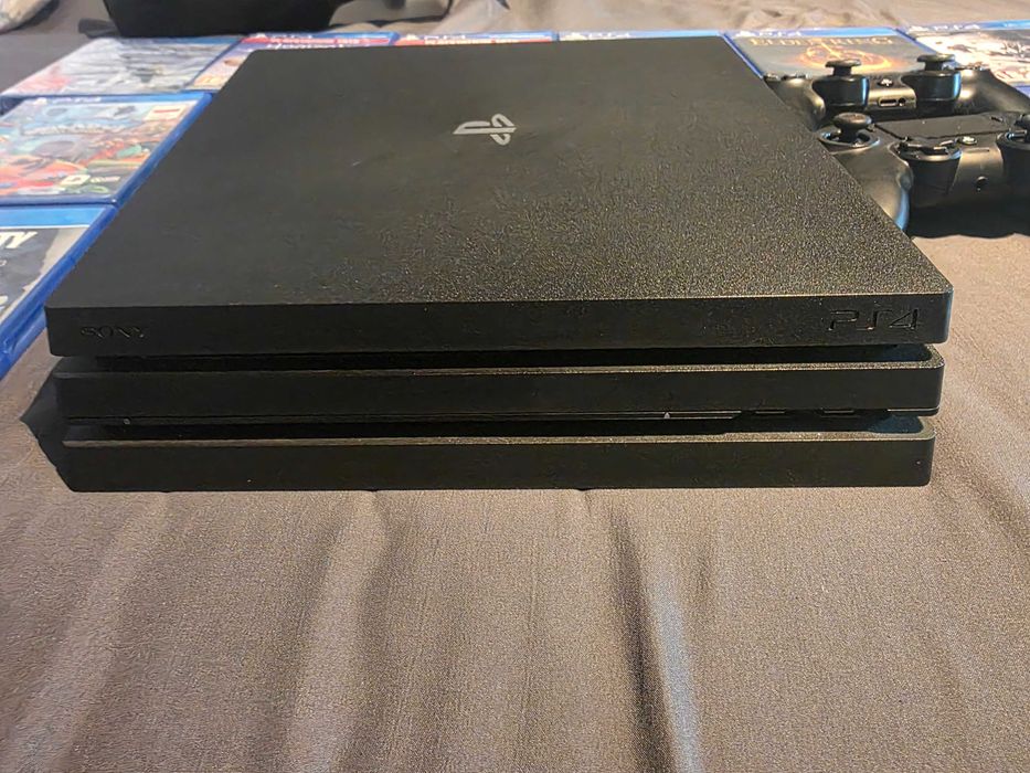 PlayStation 4 Pro CUH-7216B + 2 pady + 10 gier