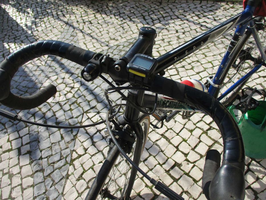 Bicicleta de estrada marca DECATHLON, roda 28, 16 speeds