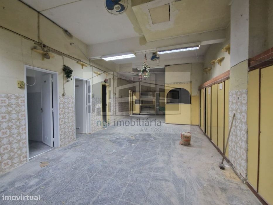 Espaço/armazem para arrendamento no Cacém