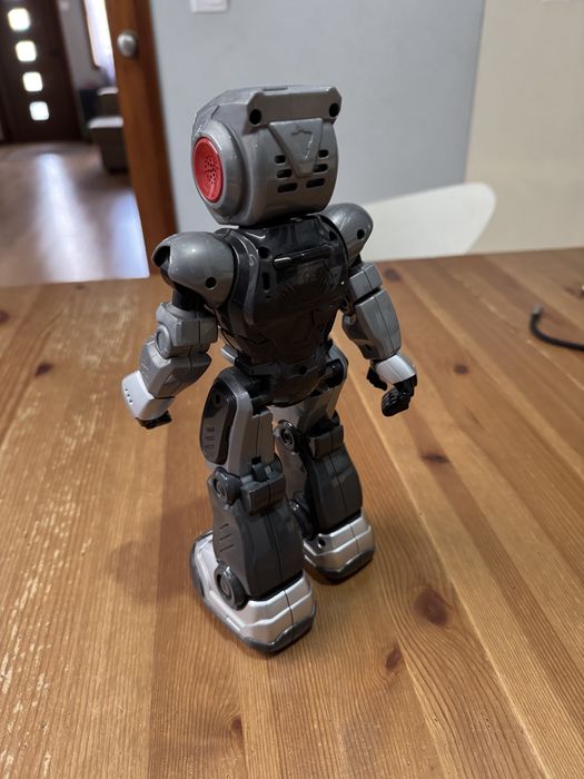 Robot eletrónico com comando