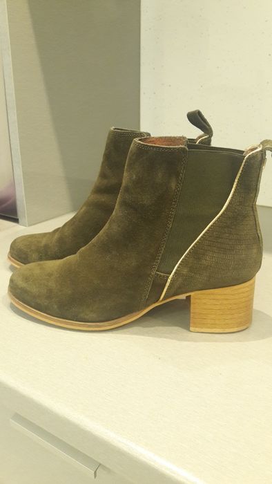 Botins em pele em verde
