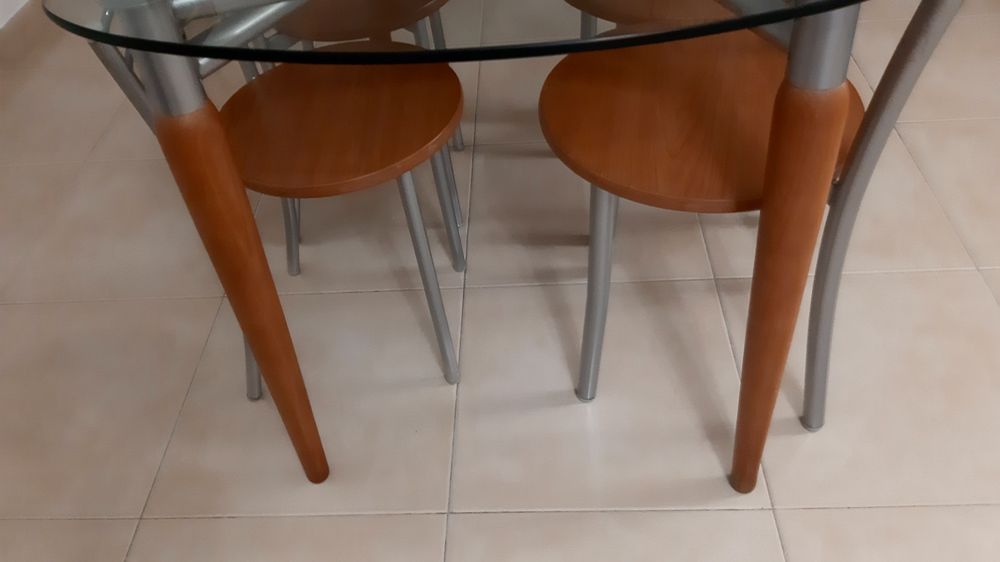 Mesa de cozinha em vidro e 4 cadeiras em bom estado.  Entrego grátis na zona de Lisboa