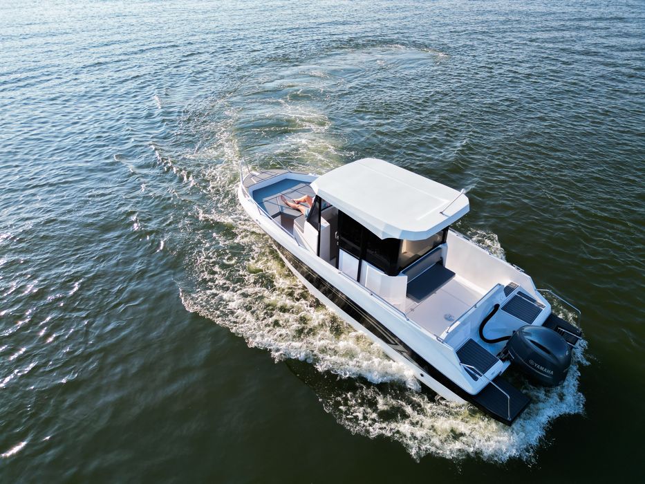 Łódź AM 722 PILOTHOUSE motorowa łódka