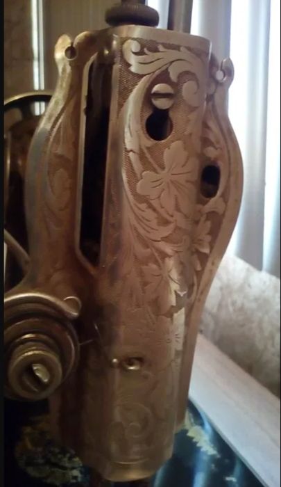 Máquina de costura Singer, com móvel e lateral retrátil