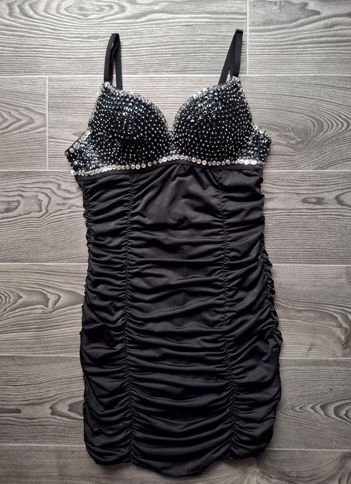 Неймовірна чорна сукня з паєтками і стразами