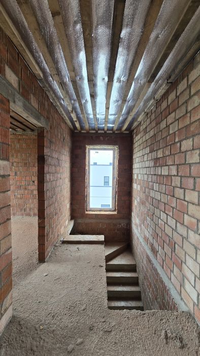 Продається крайній таунхаус 5 км від майдану.