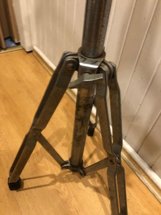 Statyw do talerza łamany.