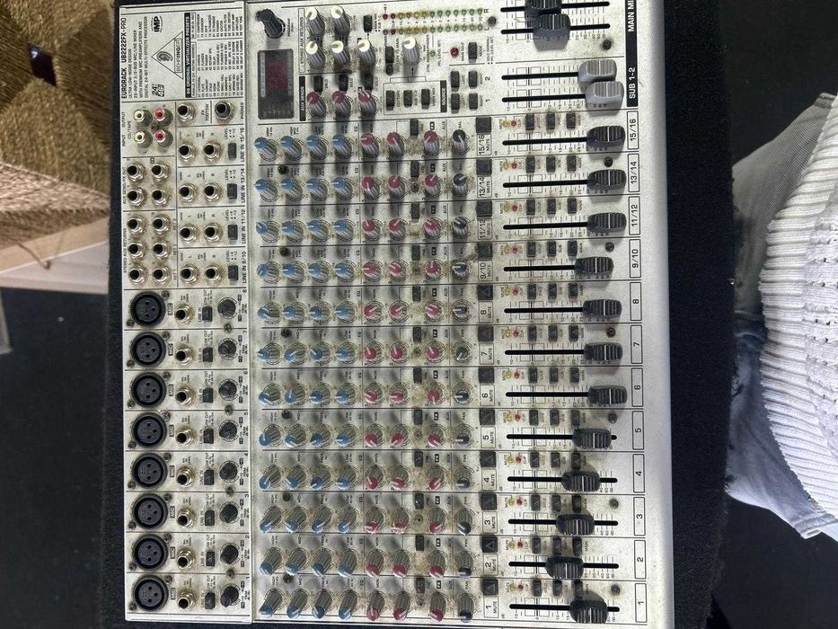 Mesa de Mistura Behringer Eurorack UB2222FX-PRO com Efeitos - Usada
