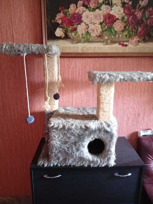 Будиночок для кота з кігтеточкою та лежанкою