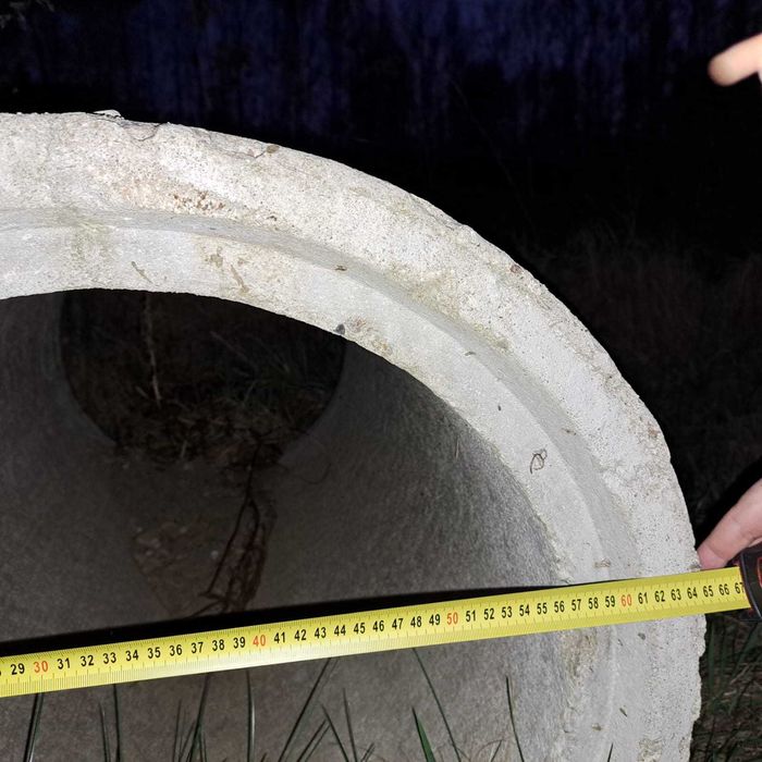 4 kanały betonowe o wysokość 1m. Śr. zew. 64 cm, śr. wew. 47.5cm