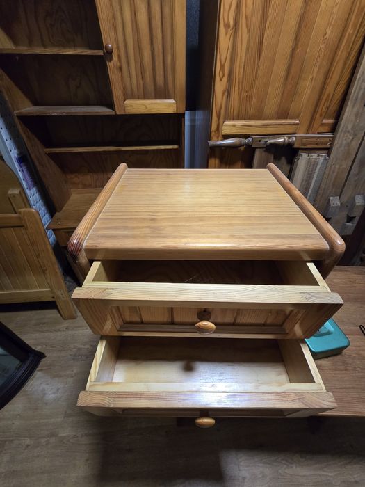 Cama e cômoda  em madeira