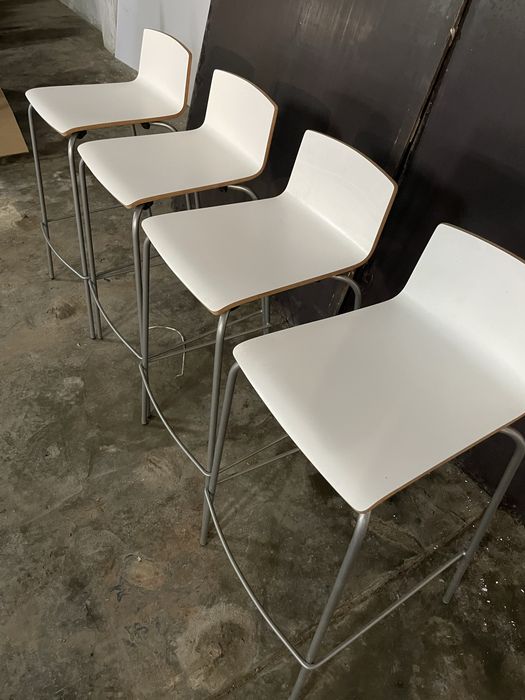 Bancos brancos lacados