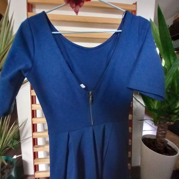 Kobaltowa sukienka,  dziewczęcy fason