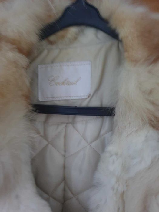 Casaco tipo gabardine, com gola de pelo