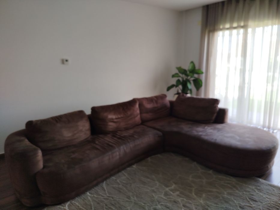 Sofá castanho com chaise longue