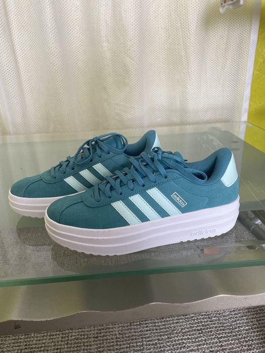 Кросівки adidas на весну нові