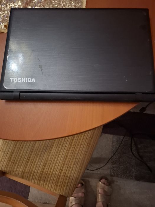 Srebrny laptop Toshiba  w pełni  nie sprawny uszkodzony