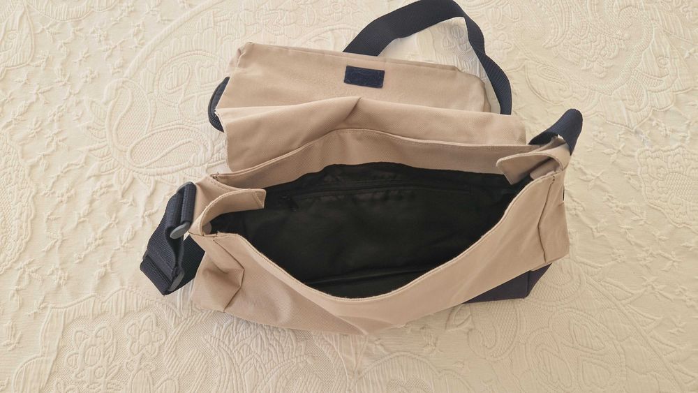 Mala tiracolo, beje e azul