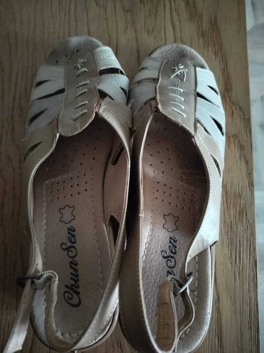 Buty damskie sandałki 39 koturn gumki wsuwane 25cm skóra Chun Sen