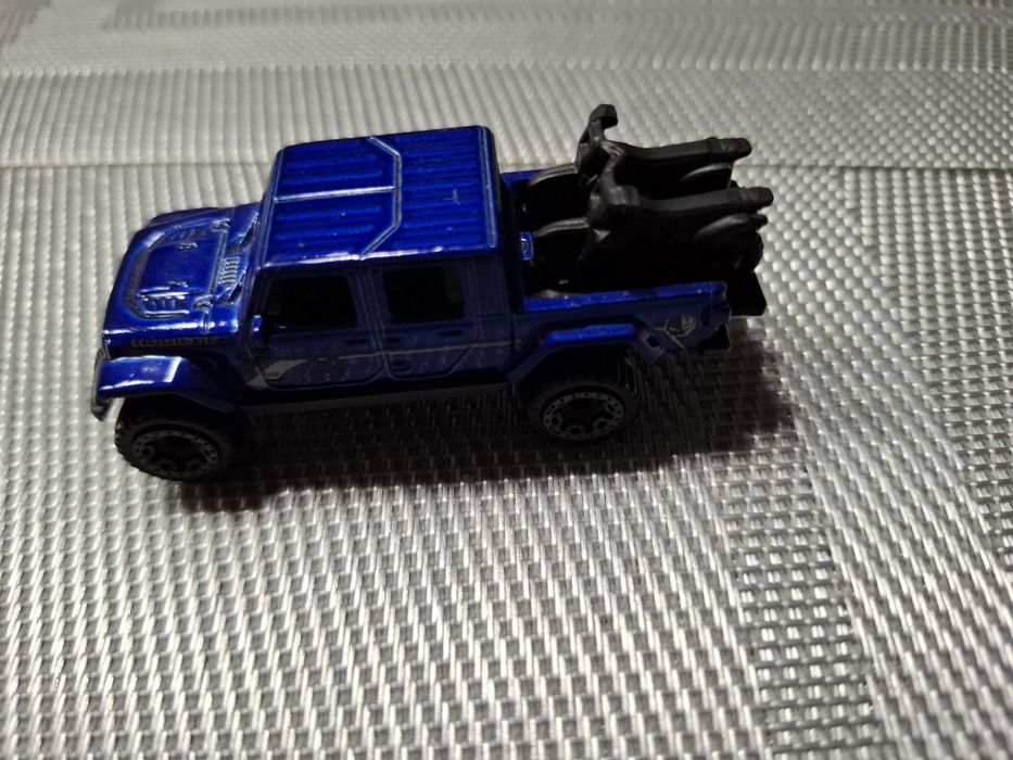 Hot wheels model samochodu skala 1:64
