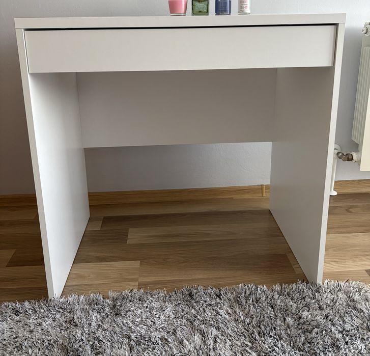 Białe biurko