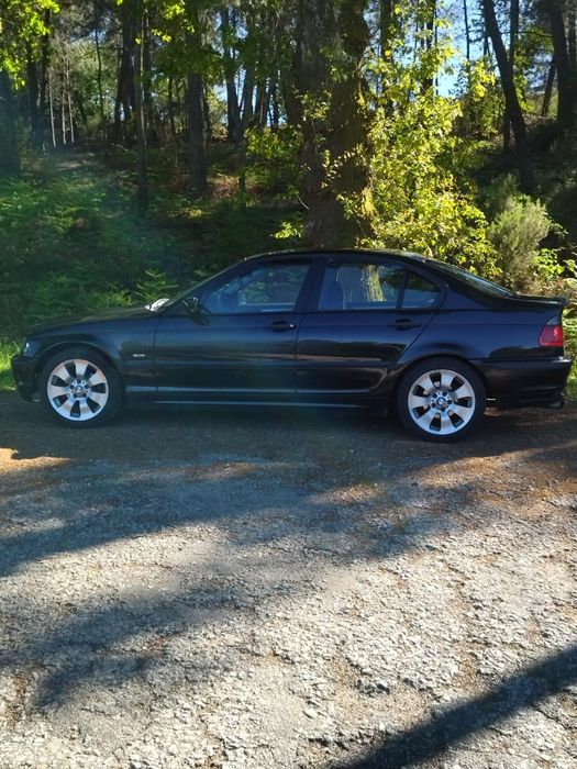 Á venda ótimo carro pelo ano de fabricação