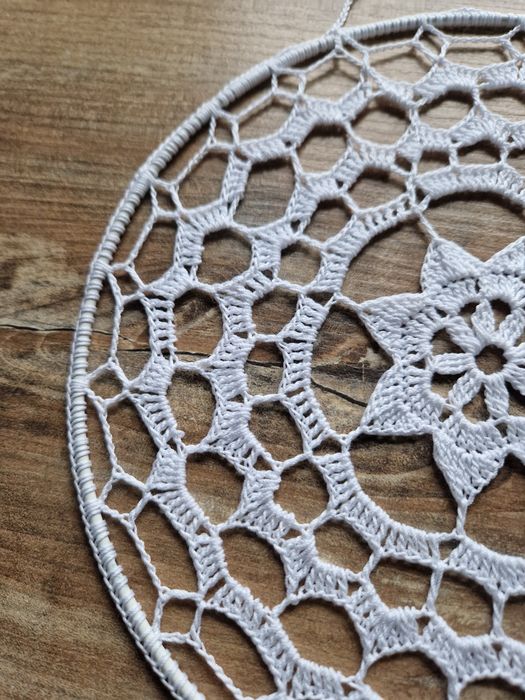 Zawieszka szydełkowa do okna  22 cm średnica