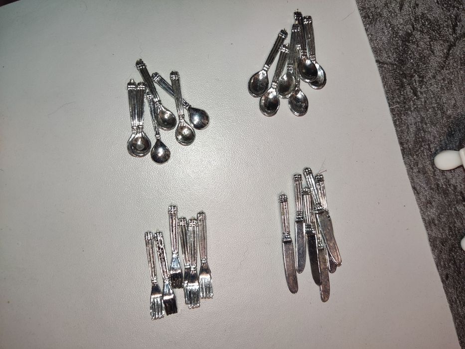 Меблі для лялькового будинку