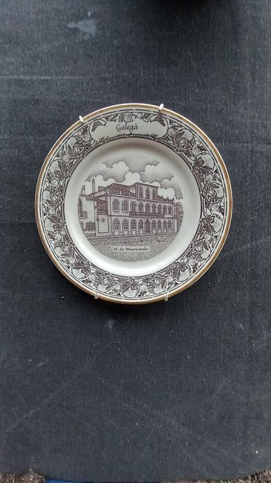 Pratos de coleção única da vila da Golegã