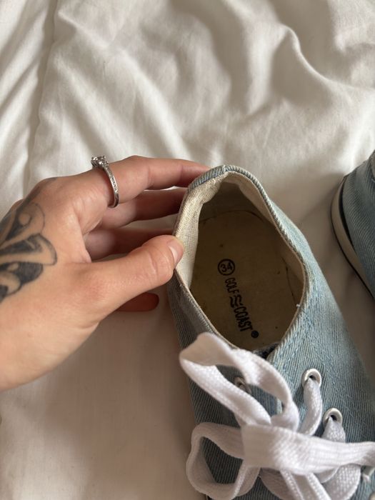 Tenis com atacadores