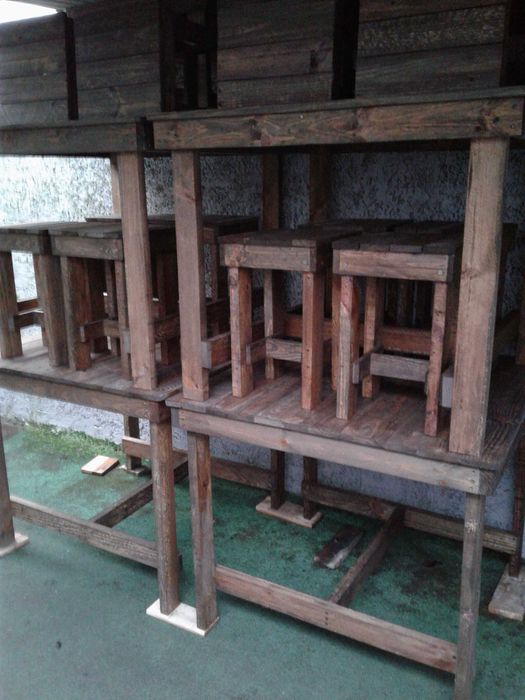 Mesas rusticas com bancos