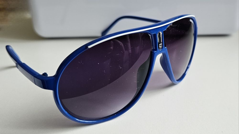 STYLOWE Okulary przeciwsłoneczne CARRERA  niebieskie z białym akcentem