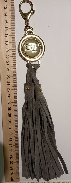 Украшение брелок JC в виде декоративной кисти.