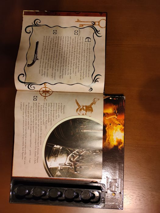 Livro Disney Pirata das Caraíbas Em busca do cofre do homem morto