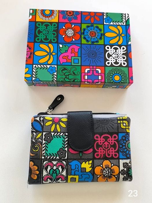 Carteira em pele 
Novo na caixa 
Tamanho 14*10