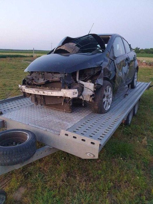 Mazda II 1.3 benzyna 16V 55kW, 5 drzwi kolor czarny, hak,  na części