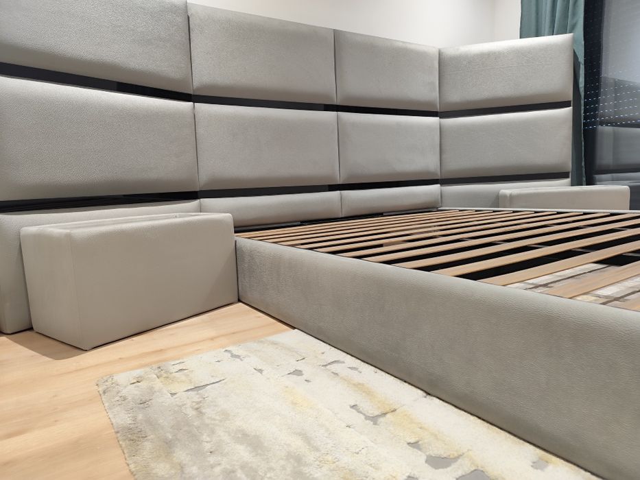 Cama completa com estrado e mesas cabeceira