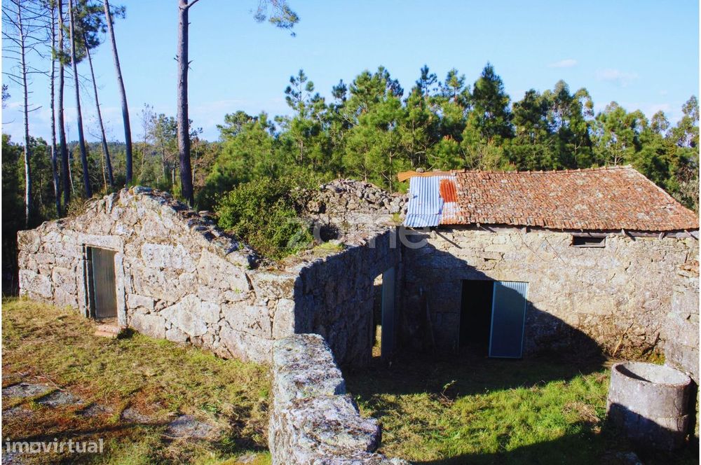 Moradia excelente em pedra para recuperar
