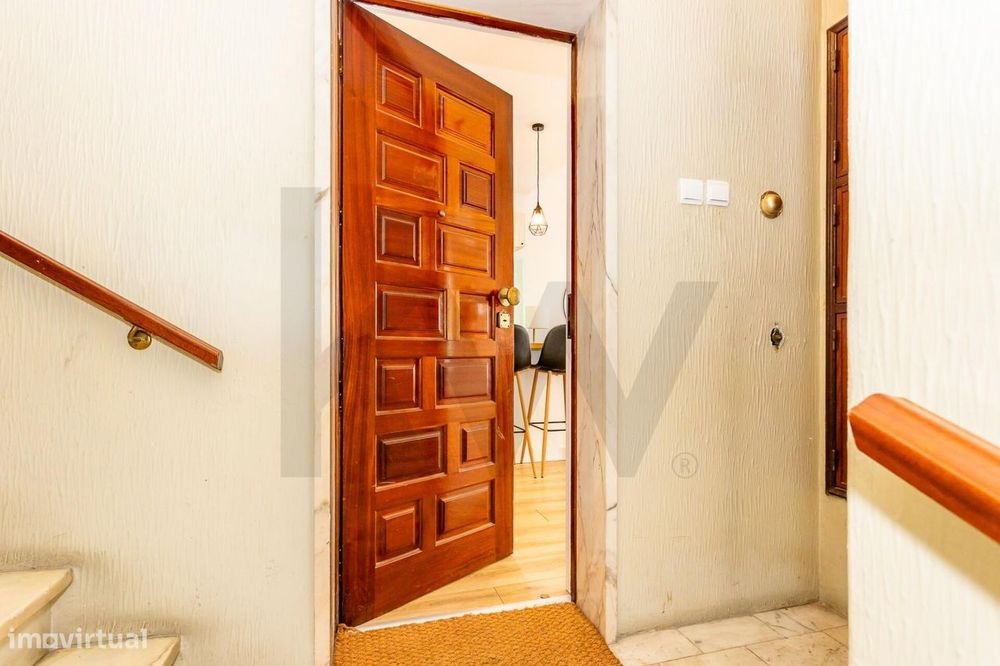 Apartamento T2 remodelado e mobilado no Bairro Alto — conforto e local