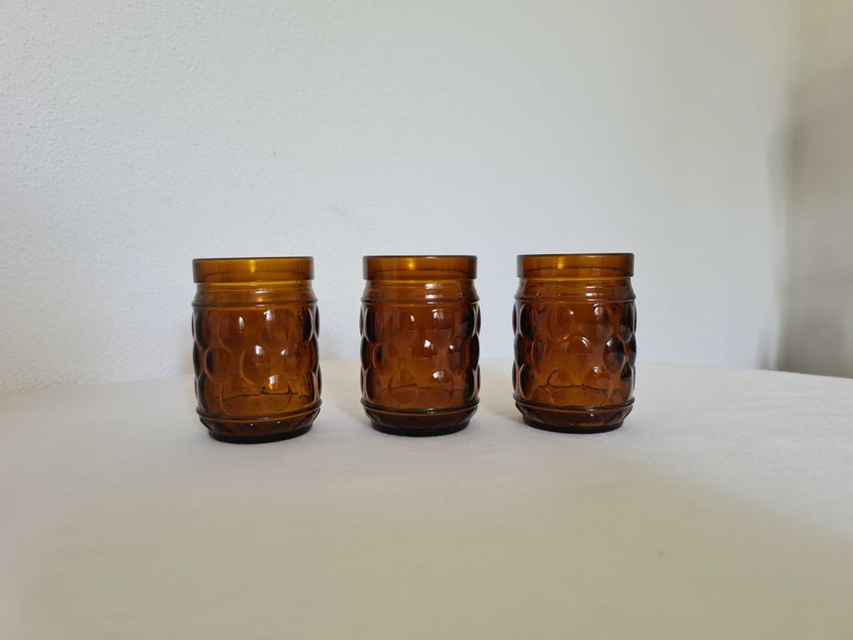 Conjunto de garrafas e copos em vidro