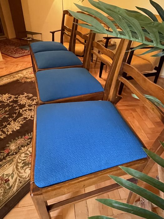 Stylowe krzesła vintage – ciemne drewno, niebieskie siedziska