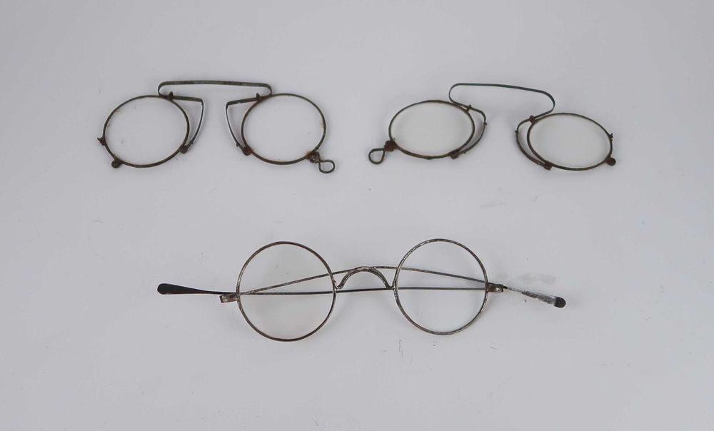 Conjunto de óculos antigos