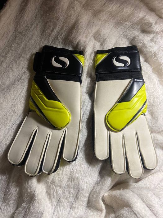 Перчатки футбольні