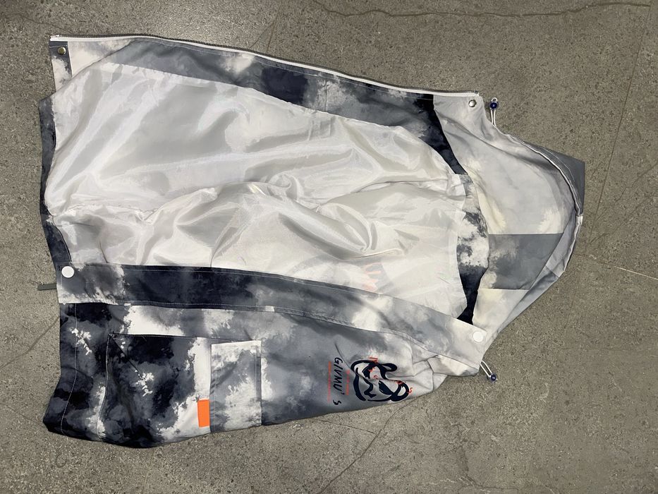 Продам вітровку. L розміру. Два рази одягалась.