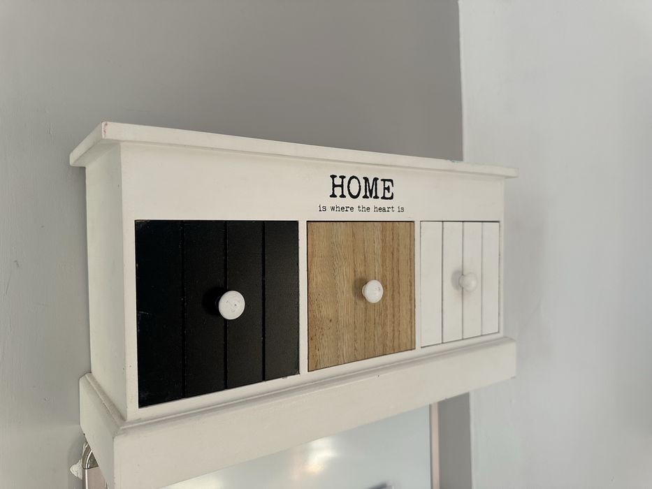 Dekoracyjna półka ścienna z szufladkami